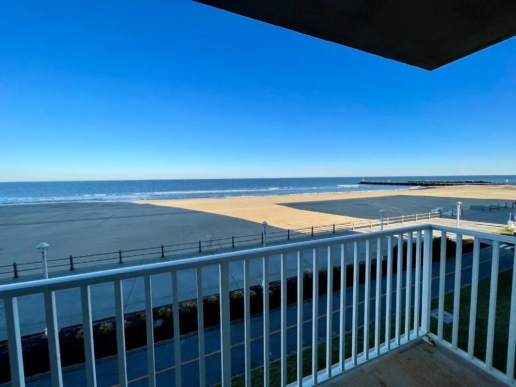 Bikinis And Martinis At Dolphin Run-Oceanfront-Pool! Villa Virginia Beach Holiday home